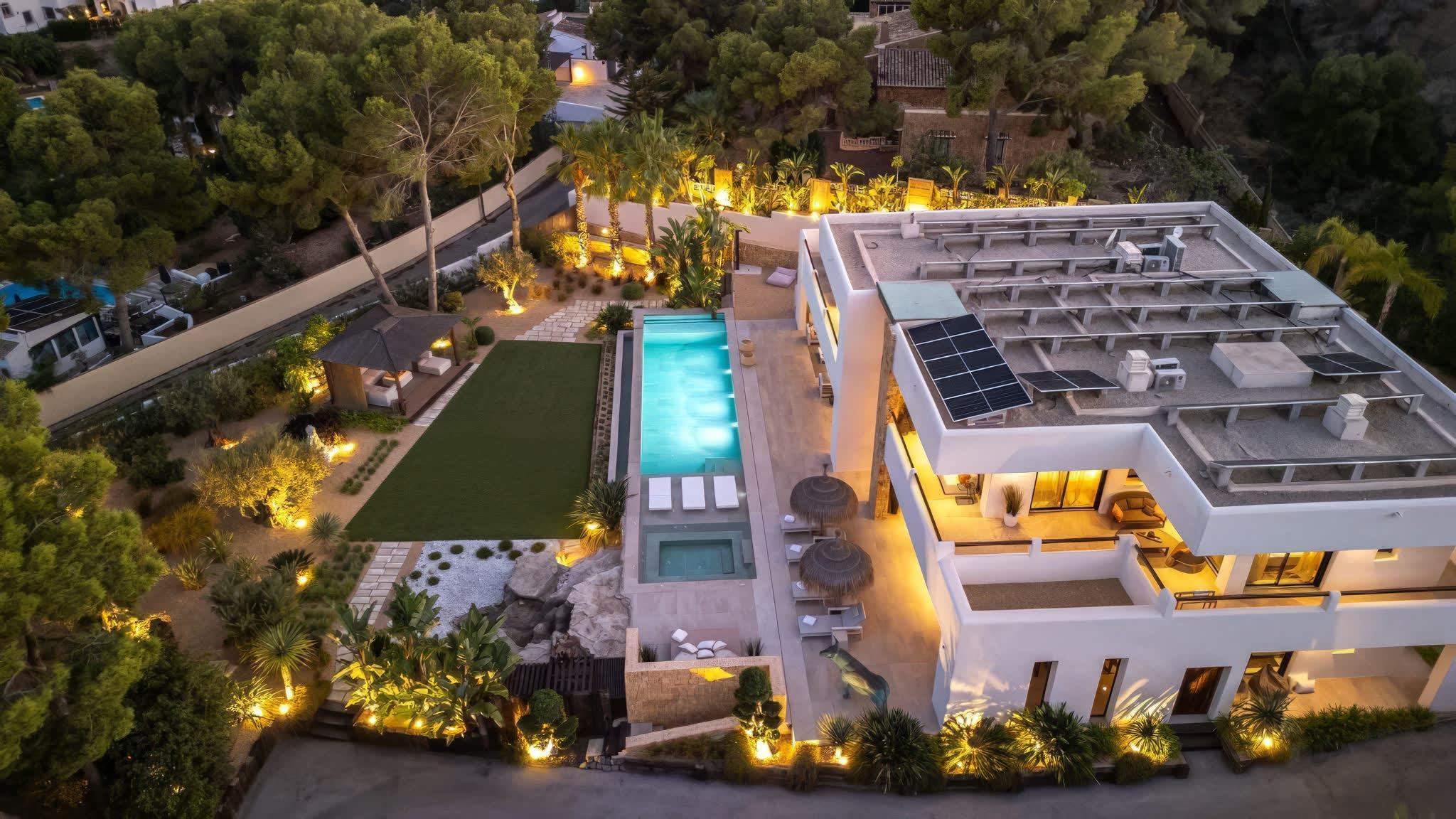 Villa mit Pool an der Costa Blanca in der Dämmerung, aus der Luft gesehen