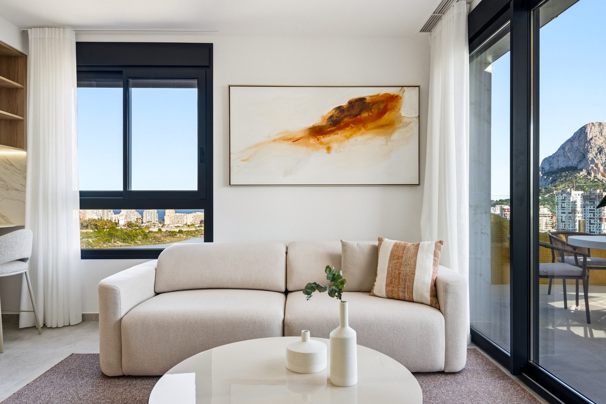 The sofas by the glass doors to the terrace, with the Peñón outside